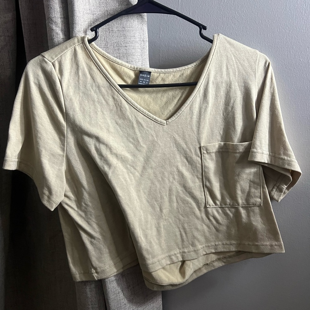Shein cropped tee. NEVER WORN. size medium